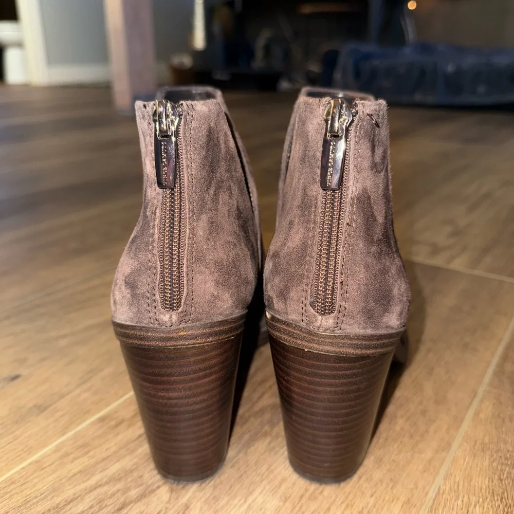 New without Box Vince Camuto Gigietta Chocolate Brown Suede Ankle Boots size 10